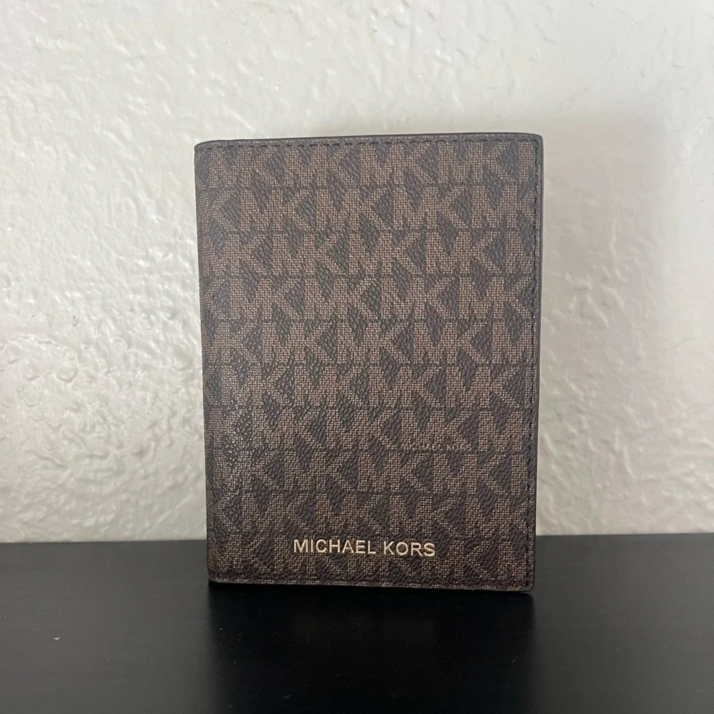 ✨NWOT - Michael Kors Bedford Travel Passport Leather Wallet Holder✨